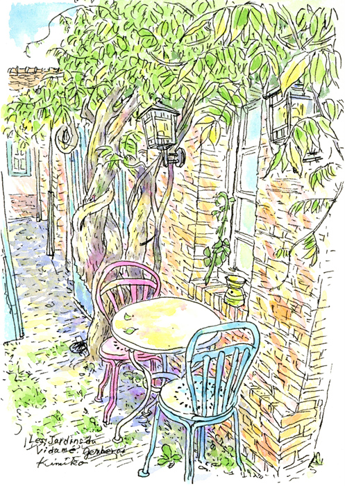 ヴィダメの中庭。藤の木が若い蔓を伸ばし煉瓦の壁を彩っている。風が吹く度柔らかく揺れ、テーブルに落ちる木漏れ日。客の途切れた午後、明るい中庭を独り占め。　Les Jardins du Vidame、Gerberoy