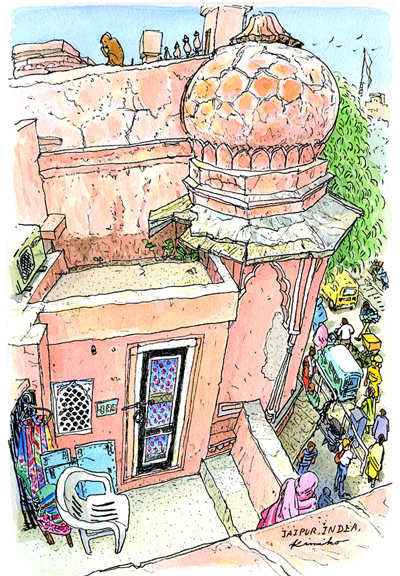 優美なピンク色の建物が並ぶジャイプールの街は、ヒトヒトヒト、車、牛、手押し車、バイク、バス。朝の通勤ラッシュなのだろうか、道を渡るのも一苦労。風の宮殿の向かいの家の屋上に上がらせていただいてスケッチ。狭い階段を上ると赤い土のドームの上に猿。